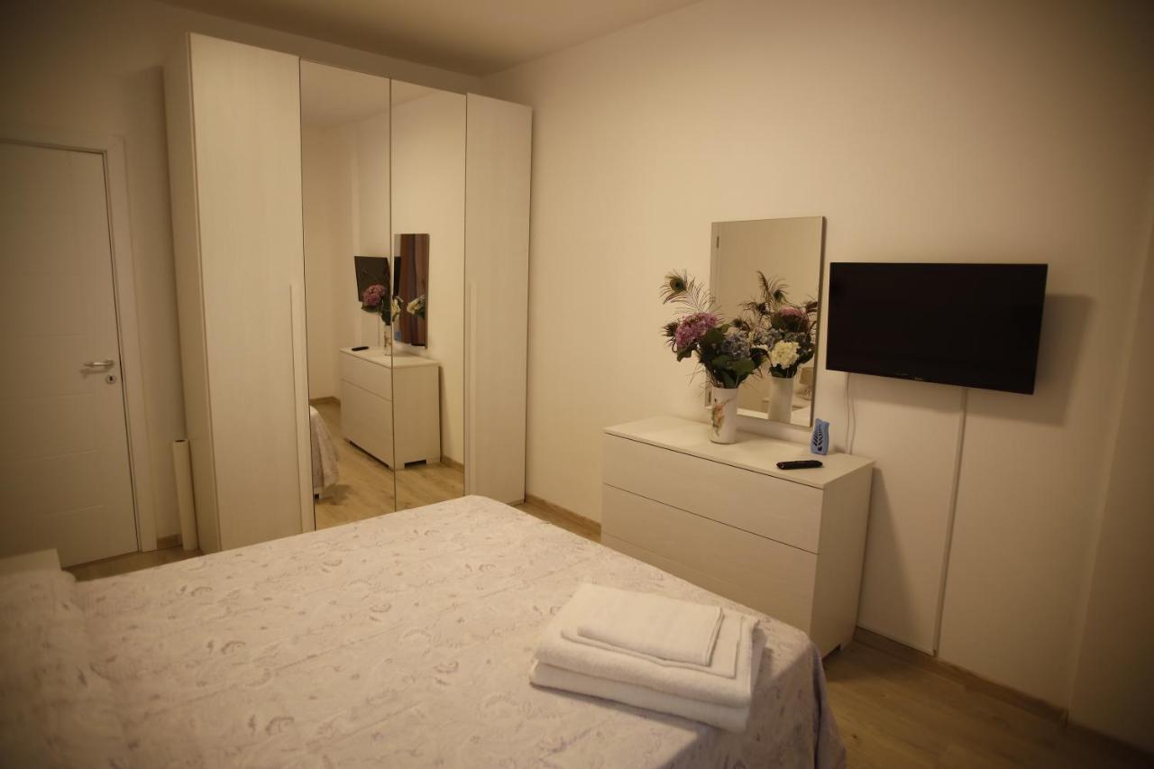 Lar Apartment Focşani Buitenkant foto