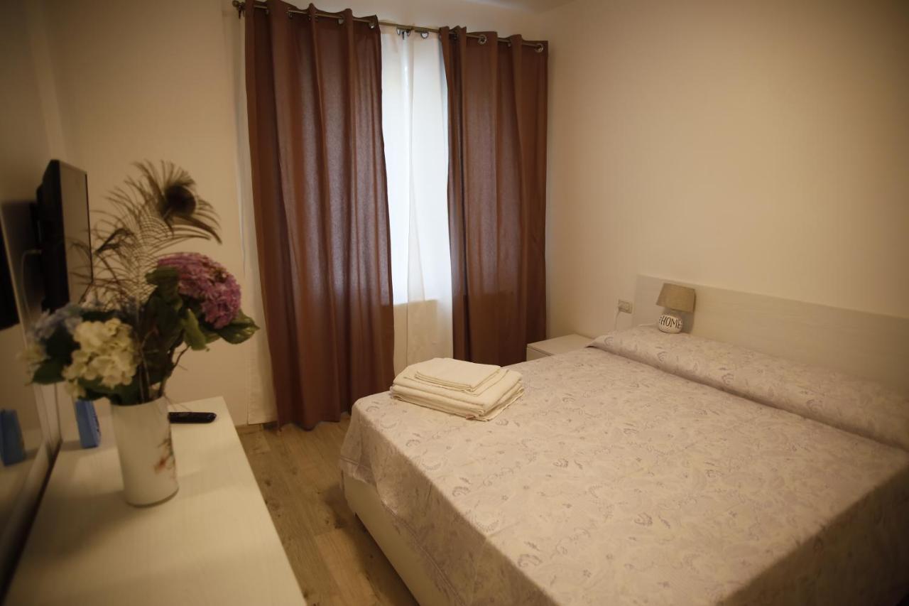 Lar Apartment Focşani Buitenkant foto