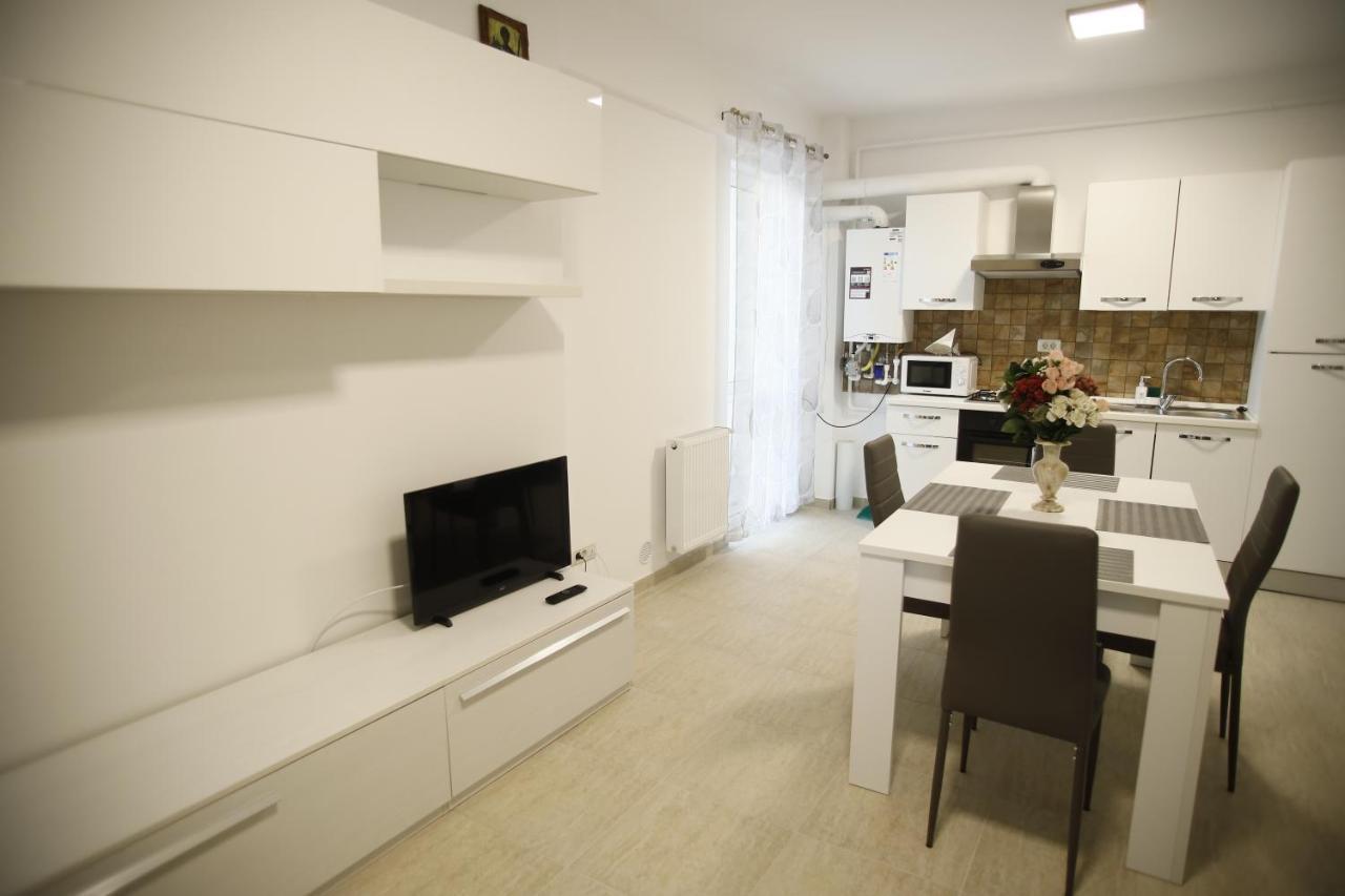 Lar Apartment Focşani Buitenkant foto